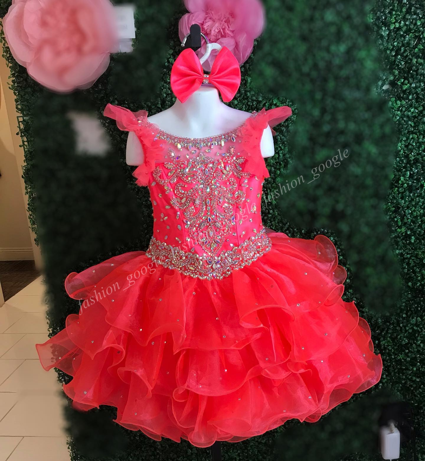 Sıcak-Pink Girl's Glitz Pageant Elbise 2024 Ruffles Kollu Katmanlı Organza Etek Boncuklar Kristal Cupcake Pageant Parti Gowns Bebek Kız Tiers Toddler Infant Beyaz Dantel