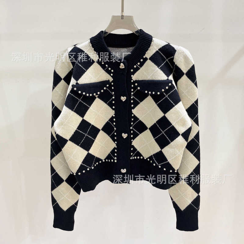 Chandails pour femmes Designer Version haute automne et hiver nouveau court noir blanc diamant plaid décontracté col rond à manches longues tricoté cardigan haut pour les femmes VARL