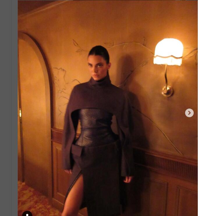 Robe femme Yousef aljasmi Kylie Jenner Robe plume noire Cape