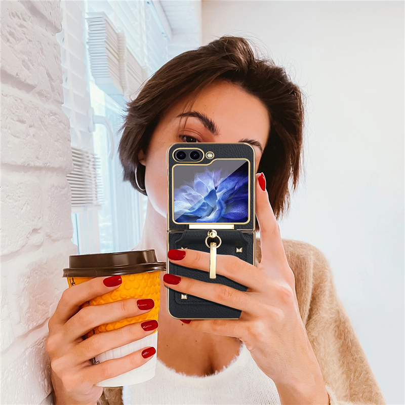 Diamond Ring Holder Rivet Membrane Vogue Phone Case för Samsung Galaxy Folding Z Flip5 Flip4 Flip3 5G Fullt skyddande litchi spannläderpläteringsfäste vikskal