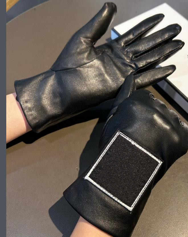 Designer handskar för kvinnor mode svart fårskinn läder fleece inuti bokstav handskar damer pekskärm vinter tjocka varma gunine läder vantar