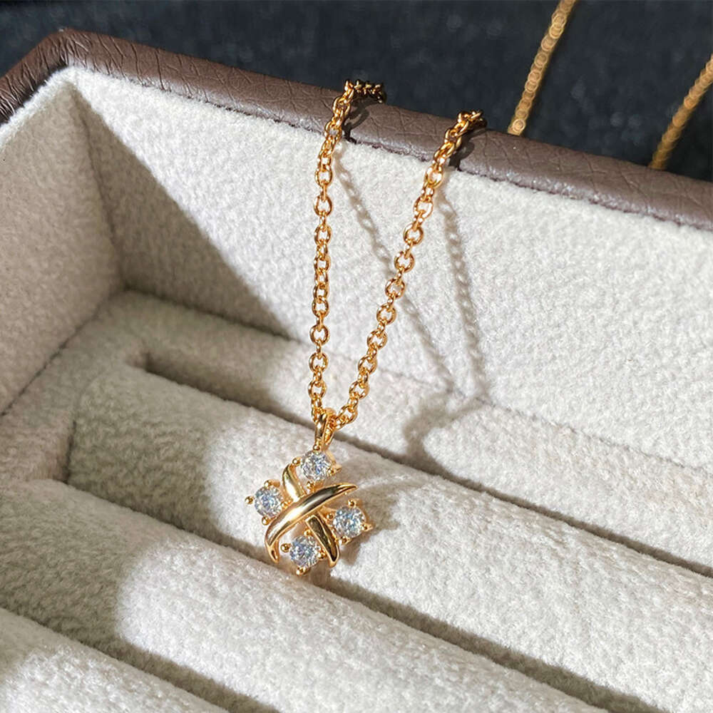 Tf home Collares pendientes de alta calidad Collar de diamantes de oro en forma de cruz en forma de X para mujer Edición ligera Simple y pequeña de cuatro garras