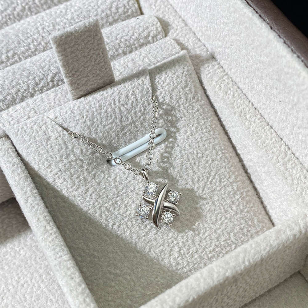 Tf home Hoogwaardige hangerkettingen Kruis X-vormige gouden diamanten halsketting voor dames lichte editie Eenvoudige en kleine vierklauw