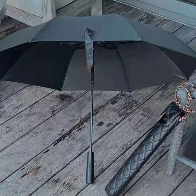 Designer paraply svart lång paraply bokstäver logotyp solskyddsmedel svart gummi långt handtag paraply kommer med paraplyväska klassiskt mode paraply solskade paraply