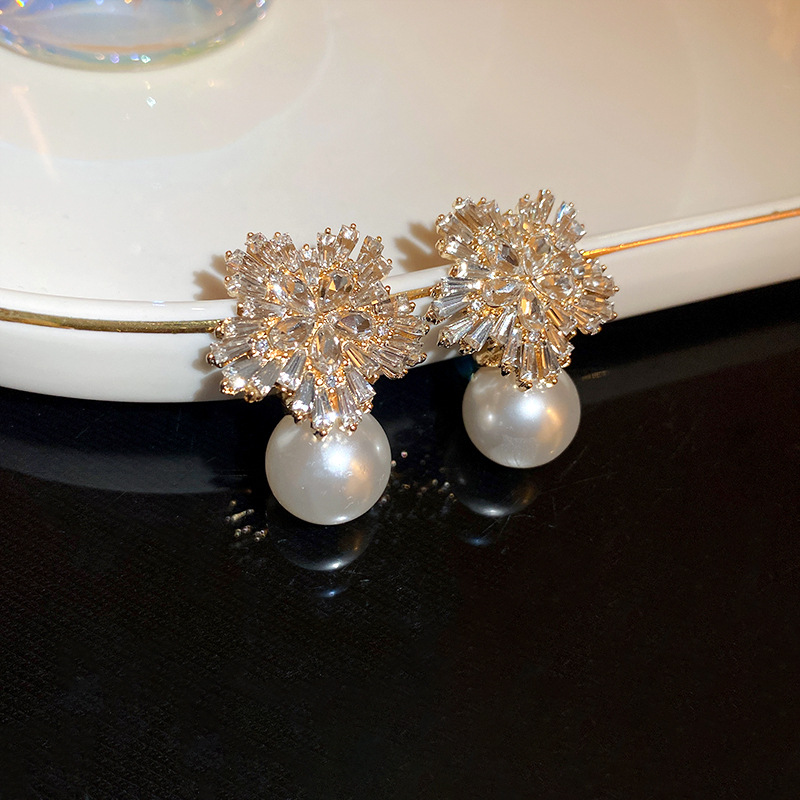 Zilveren naald ingelegde diamanten bloem parel oorbellen gepersonaliseerde mode oorbellen nieuwe oorbellen voor vrouwen