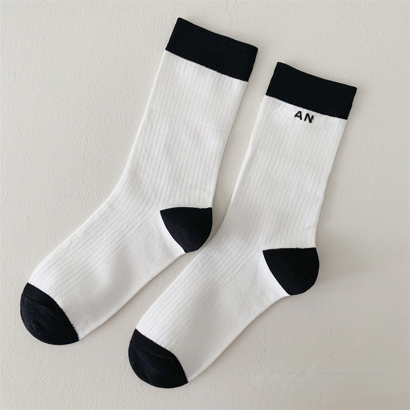 Damensocken der trendigen Marke Schwarz-Weiß-Prägebuchstaben Minimalistische mittellange Baumwollsocken