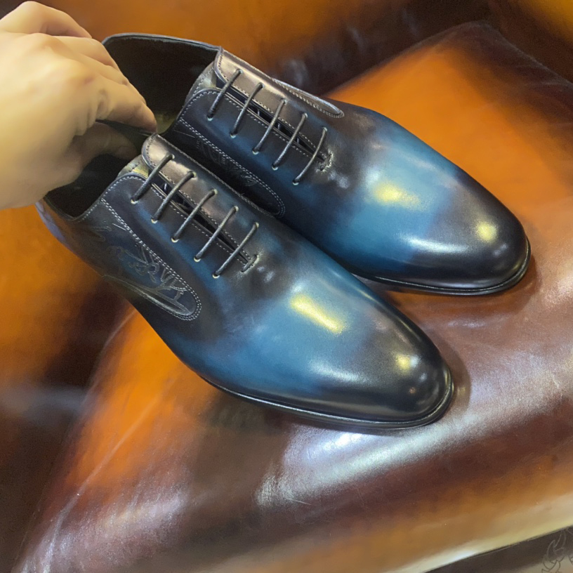 Les chaussures en cuir pour hommes sont faites à la main avec des chaussures Derby en cuir à motif scrito classique, des chaussures de costume d'affaires, des changements de couleur faits à la main