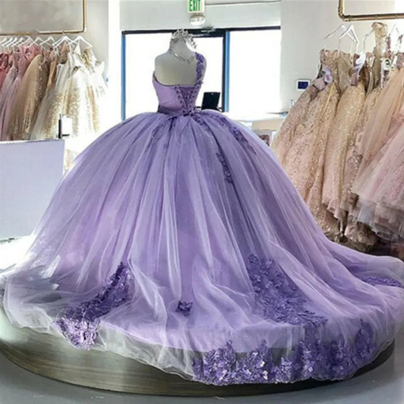 Wunderschönes lila Prinzessin-Ballkleid-Quinceanera-Kleider mit einer Schulter, 3D-Blumen, Spitze, Perlen, formelle Anlässe, Abschlussballkleider, Korsett-Rücken, süßes 15-16-Geburtstagskleid CL2857