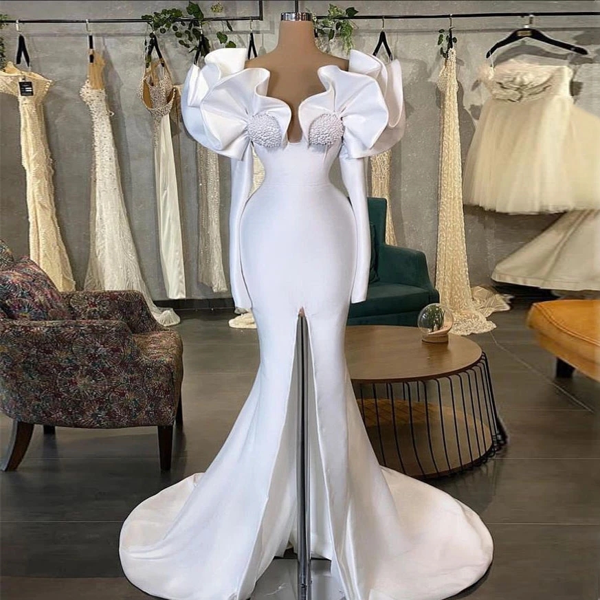 Splendidi volant con spalle scoperte Sirena Abiti da sposa Dubai Arabo saudita Bianco in raso con perline Scollo a V Abiti da sposa vintage Spacco frontale Abiti sexy da sposa CL2853