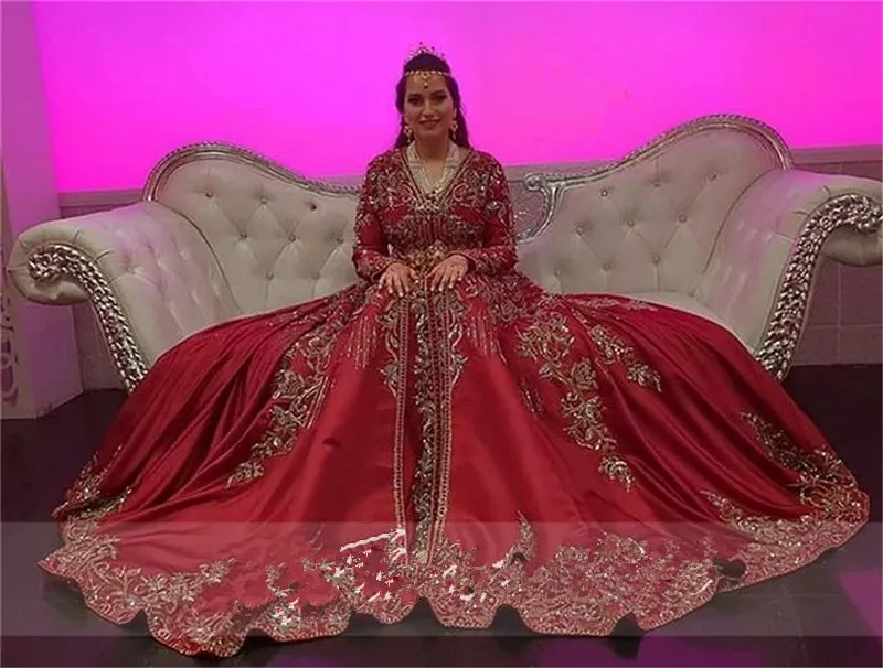 Elegant Moroccan Kaftan Evening Dresses Long Sleeves Red A Line Satin Formal Dress For Women 2024 Arabic Celebrity Prom Gowns Gold Lace Appliques Crystals Beaded