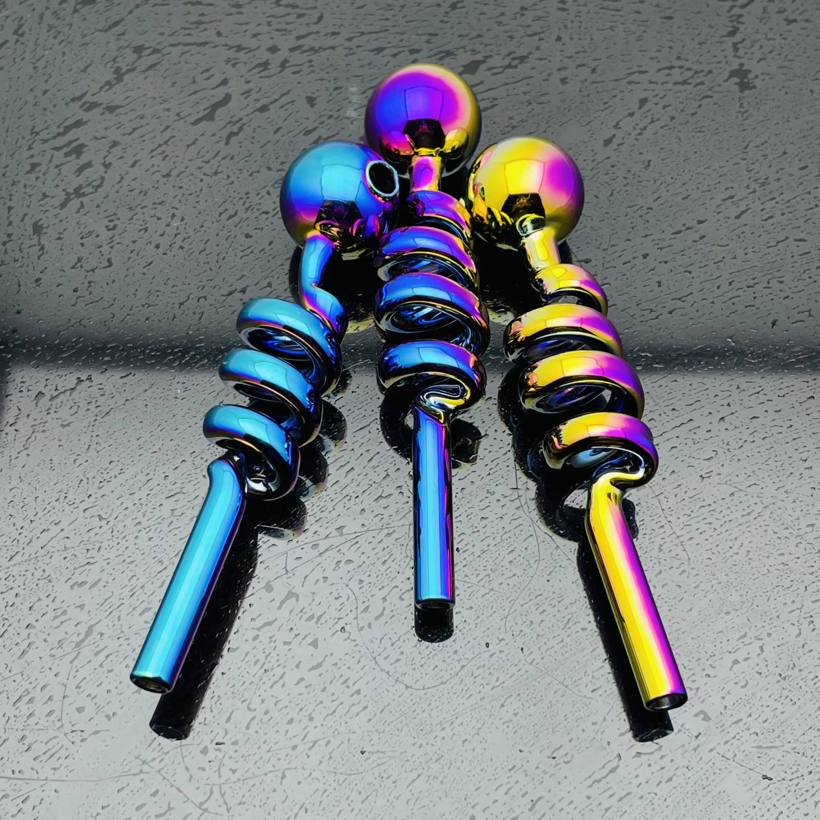 Pipes à fumée Hookah Bong Glass Rig Oil Water Bongs Classic spiral galvanoplastie spray verre coloré wok