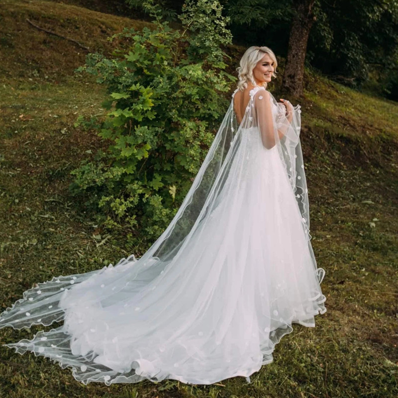Une robe de mariée en ligne avec des bracelets spaghetti sans manches appliques robes nuptiales