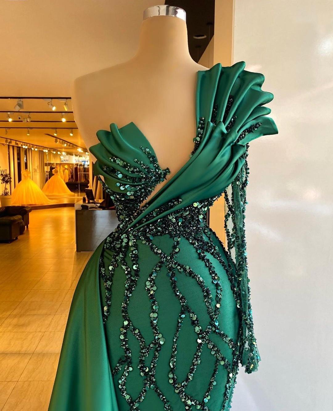 2022 Prom Dresses Emerald Green Mermaid One Shoulder Sequins Party Dresses Ruffles Glitter Celebrity Custom Made Evening Gowns GB0902