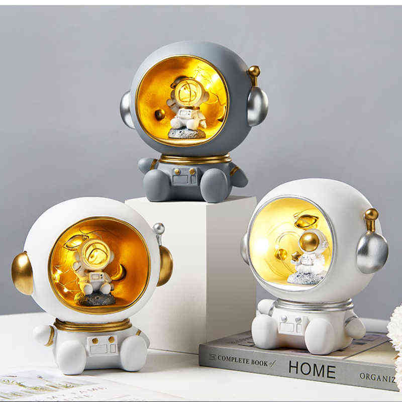 Figurines Figurines Astronaute Carton Sculpture Décoration Night Light Storage Tank Home Decoration Accessoires pour le salon Cadeau d'anniversaire du garçon