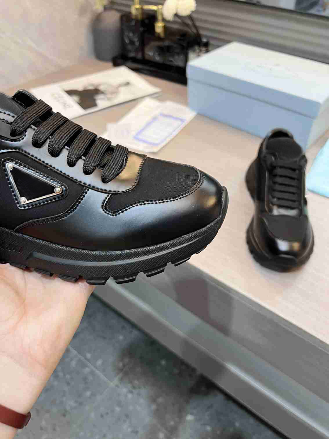 Populära par triangel sneakers designer varumärke casual skor män kvinnors sneakers fashionabla all-match svart vit sko