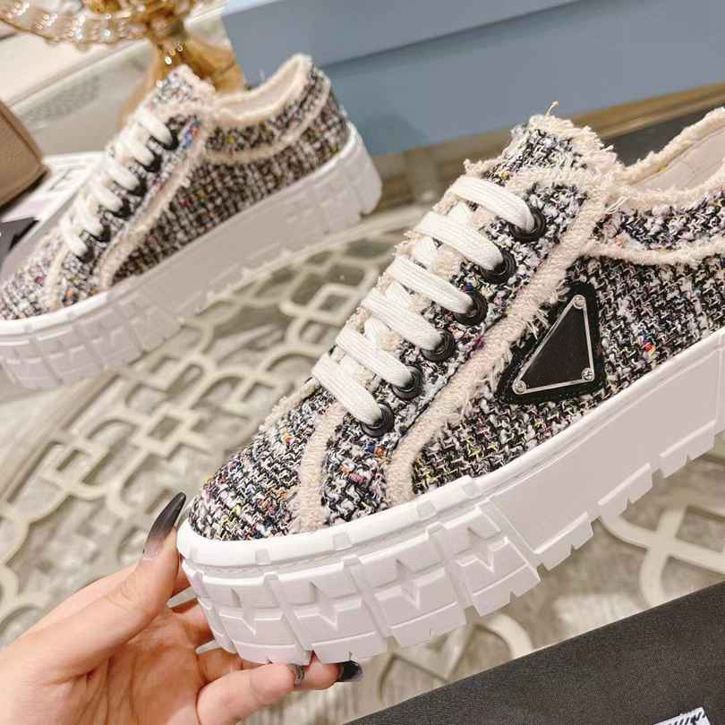 Designer Slippers Autumn Winter Slippers New Fashion Lace Up Girls Casual Shoes Brand Thick Sole Catwalk Shoes Metal Triangle Buckle Heel Height 5cm