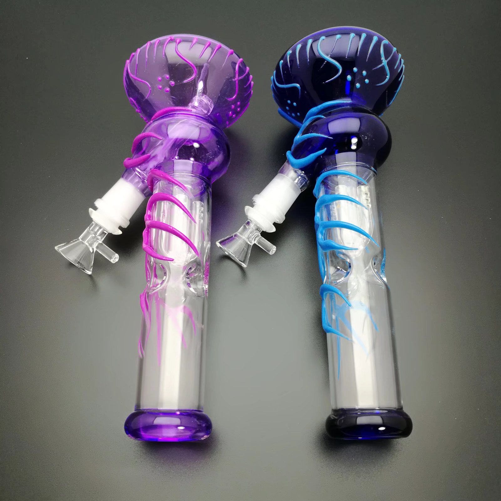 Los tubos de cristal de la cachimba que fuman la hornilla de aceite el vidrio grueso coloreado luminoso bongs la cachimba