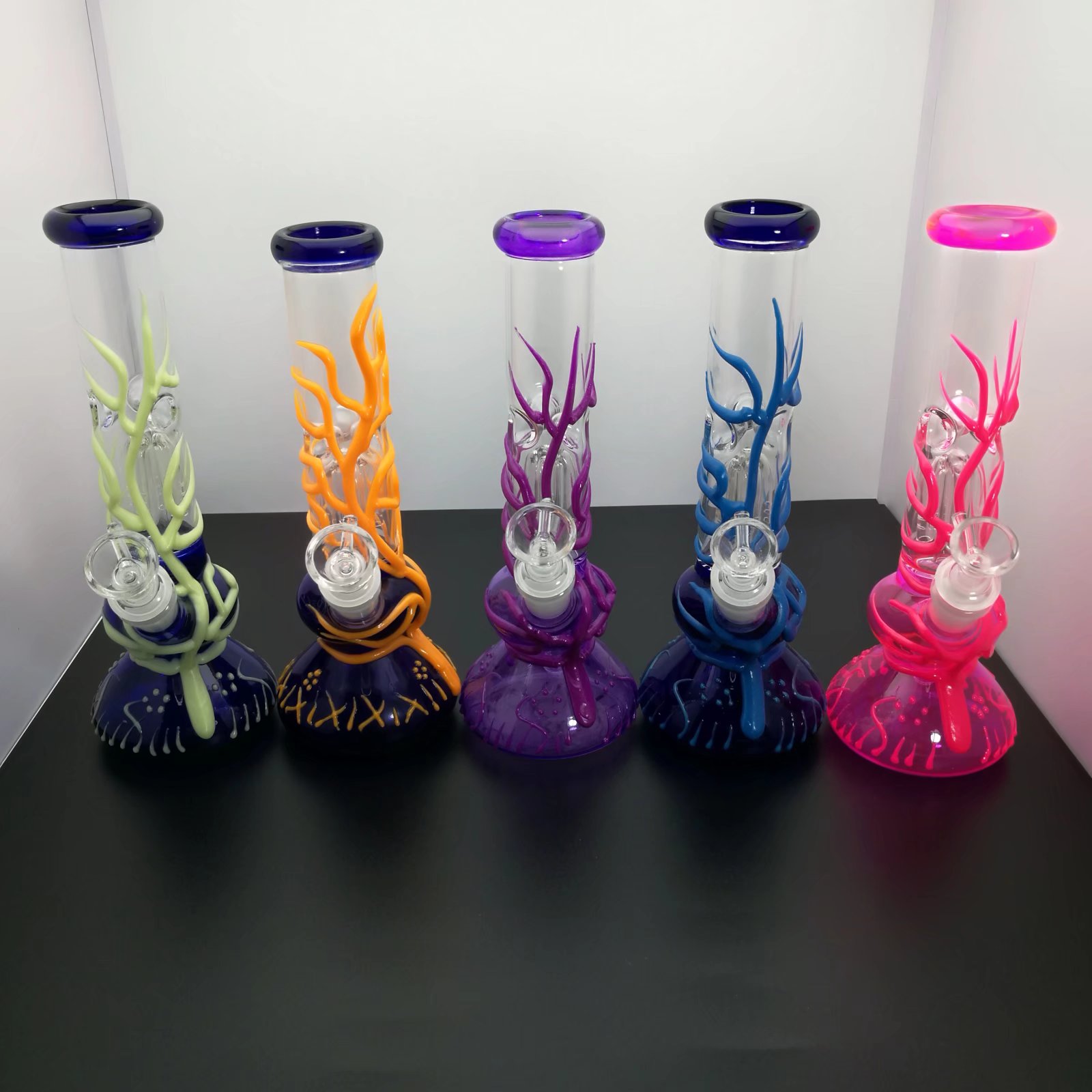 Los tubos de cristal de la cachimba que fuman la hornilla de aceite el vidrio grueso coloreado luminoso bongs la cachimba