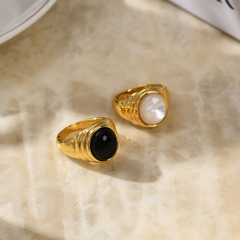 Retro Gold Ridge Patroon Ring Zwart Onyx Wit Moeder van Pearl Ring Vrouwelijk Niche Fashion Blogger Joint Juwelse accessoires