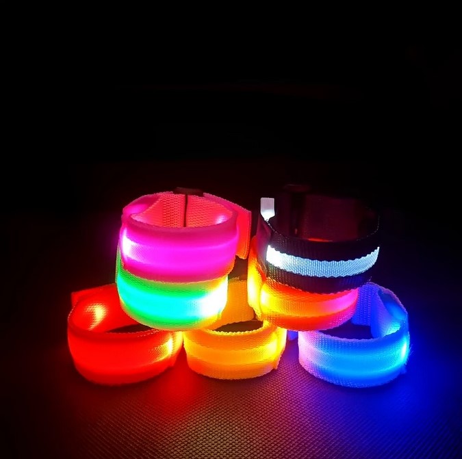 Rave Toy Light Up Armbands Flashing Arm -handledsband Led Glow Armband f￶r barkonserter Festivaler Sport Night Even Christmas Party