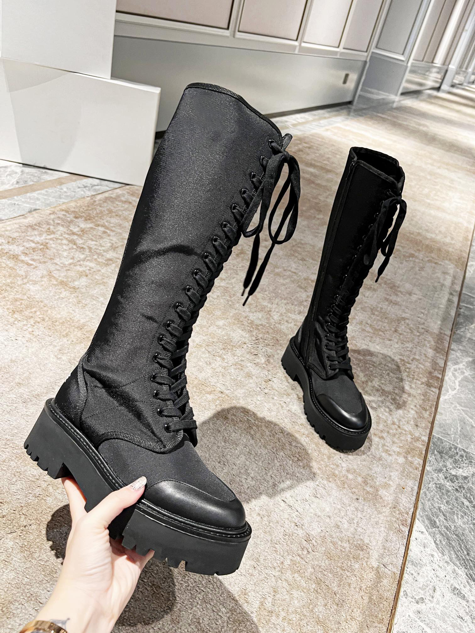 Designerinnen Frauen Lederstiefel Mid Stiefel Herbst Winter Brand Fashion Platform Schuhe Schwarz Motorradkampfstiefel Größe 35-41