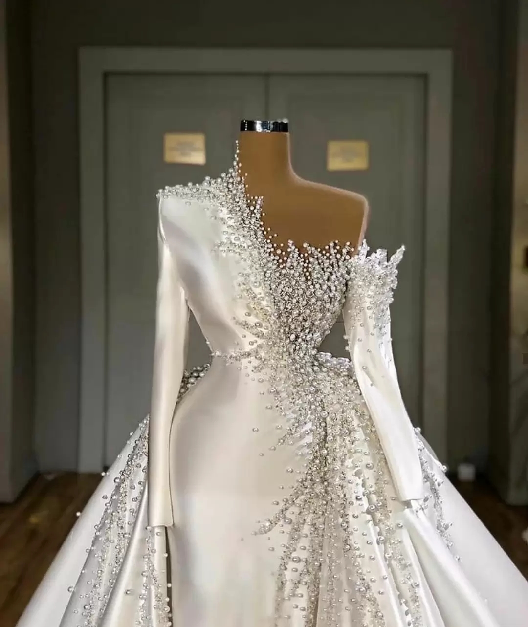 2023 Свадебные платья русалки Элегантные тяжелые жемчужины с съемными поездами с длинными рукавами атласные свадебные платья из бисера.