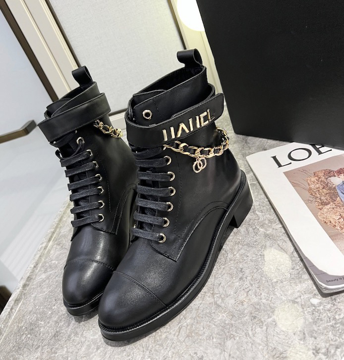 2022 Designer Damenstiefel Herbst Winter Markenlederschuhe Ketten Reißverschluss Blockabsatz Flache Stiefel Schwarz Weiß Professioneller Lederstiefel mit Box 35-41