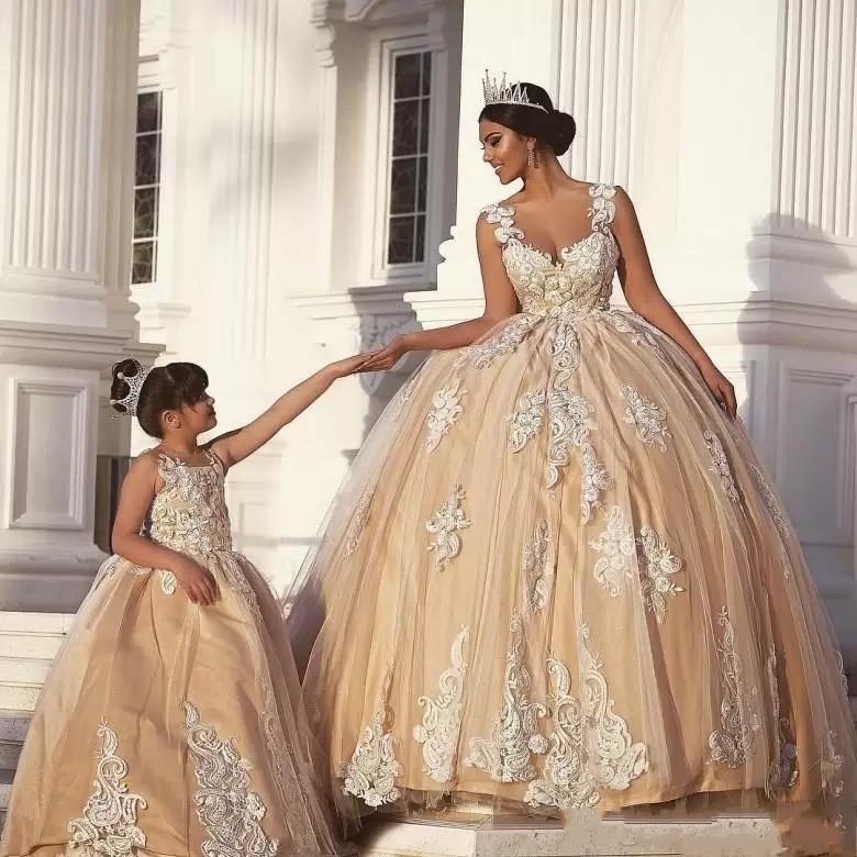 2022 Una línea de vestidos de novia Nuevo Champagne Arabia Saudita Correas espaguetis Apliques de encaje blanco Con cuentas Tallas grandes Corte Tren Vestidos de novia formales GC0906