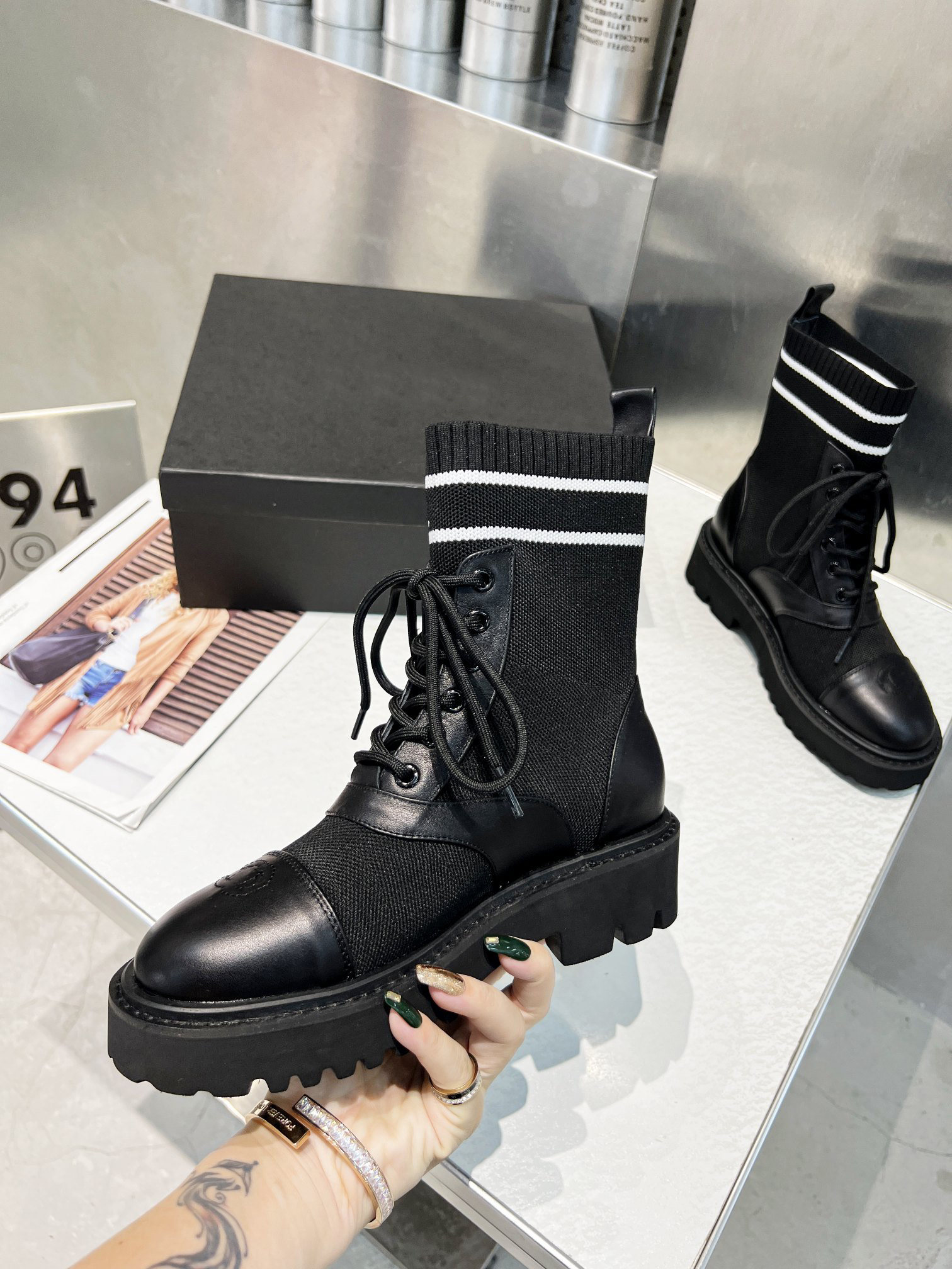 2022 Nouvelles bottes de créateurs Automne Hiver Chaussettes pour femmes Chaussures en cuir Marque de haute qualité À lacets All-Match Botte en cuir Semelle plate antidérapante avec boîte