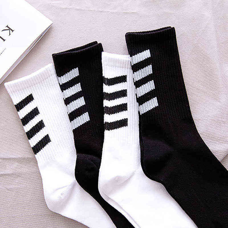 Chaussettes athlétiques e Brand New Fashion Ins Coton Noir Blanc Stripe Crew Hommes Chaussettes Sports High Skateboard Blaze Street Happy Long sox En Vente L220905