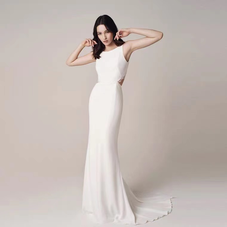 Français plaine satin simple mince dos nu conception de niche lumière blanche robe de mariée longue jupe avancée LD5059