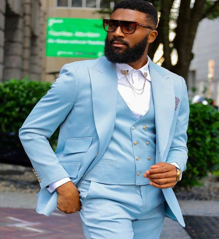 Nieuwe aankomst licht blauw bruiloft smoking tuxedos bruidegom 2022 driedelige slanke bruiloft pakken voor zwarte man pant jas vest prom avondkleding satijn