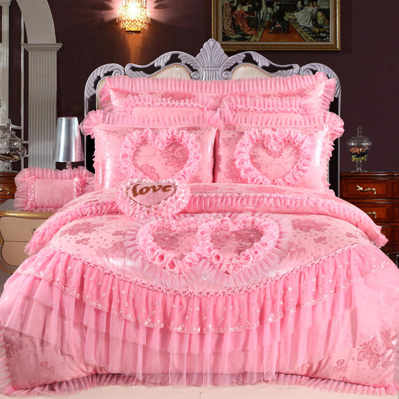 豪華なピンクのハート型レースの寝具セットキングクイーンサイズプリンセスウェディングベッドクロスシルクコットンジャコードサテン羽毛布団カバーベッドS7888385