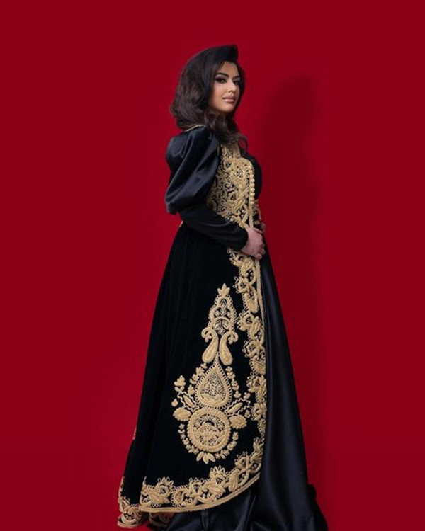 Traditionelle kosovo-albanische Ballkleider mit langer Cape-Jacke, schwarz-goldener Spitzenapplikation, arabisches Dubai-Abendkleid