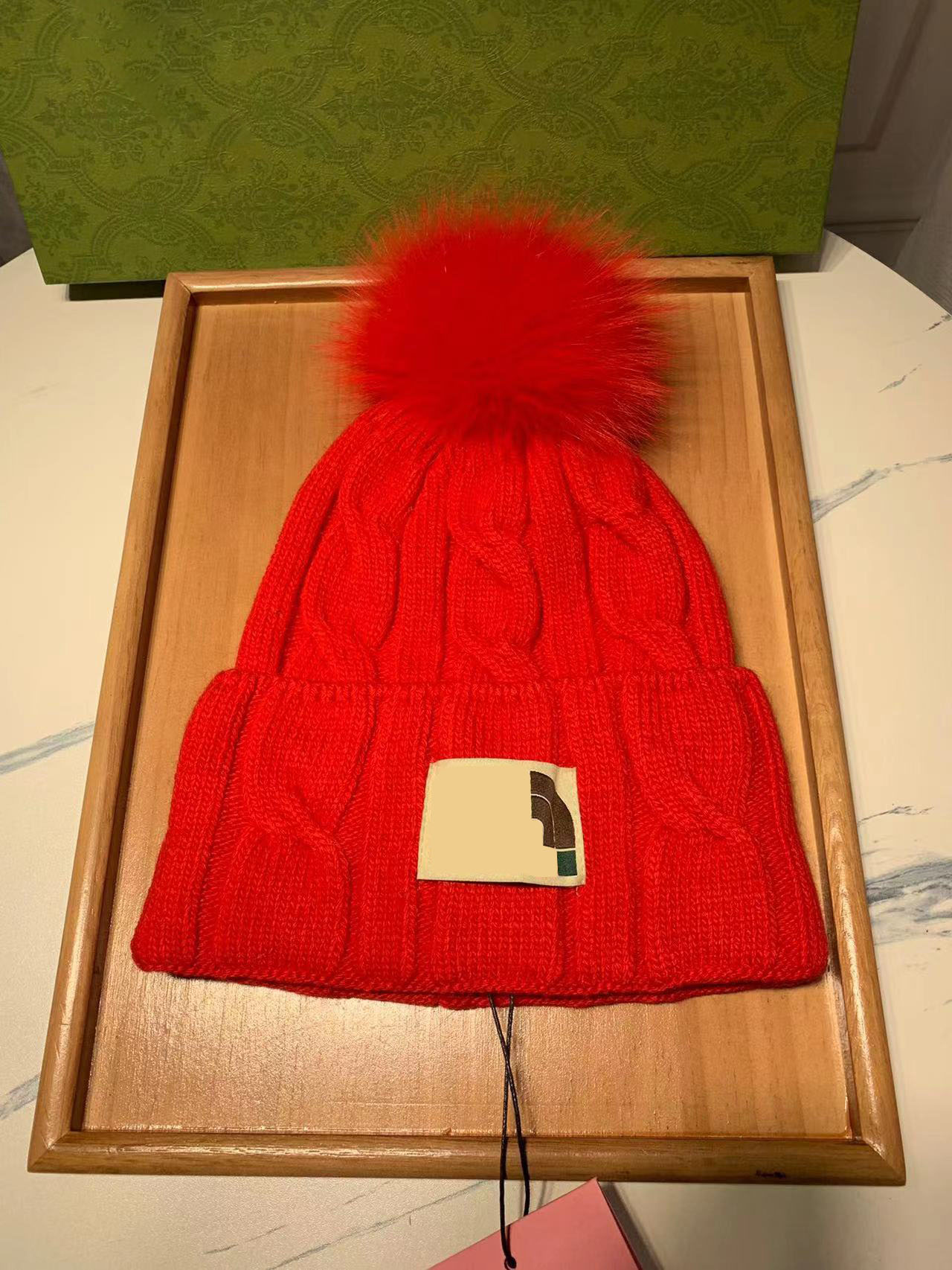 Chapeau de créateur de luxe tricot tricot lettre populaire pom bonnet chouchisse en laine chaude ski hiver