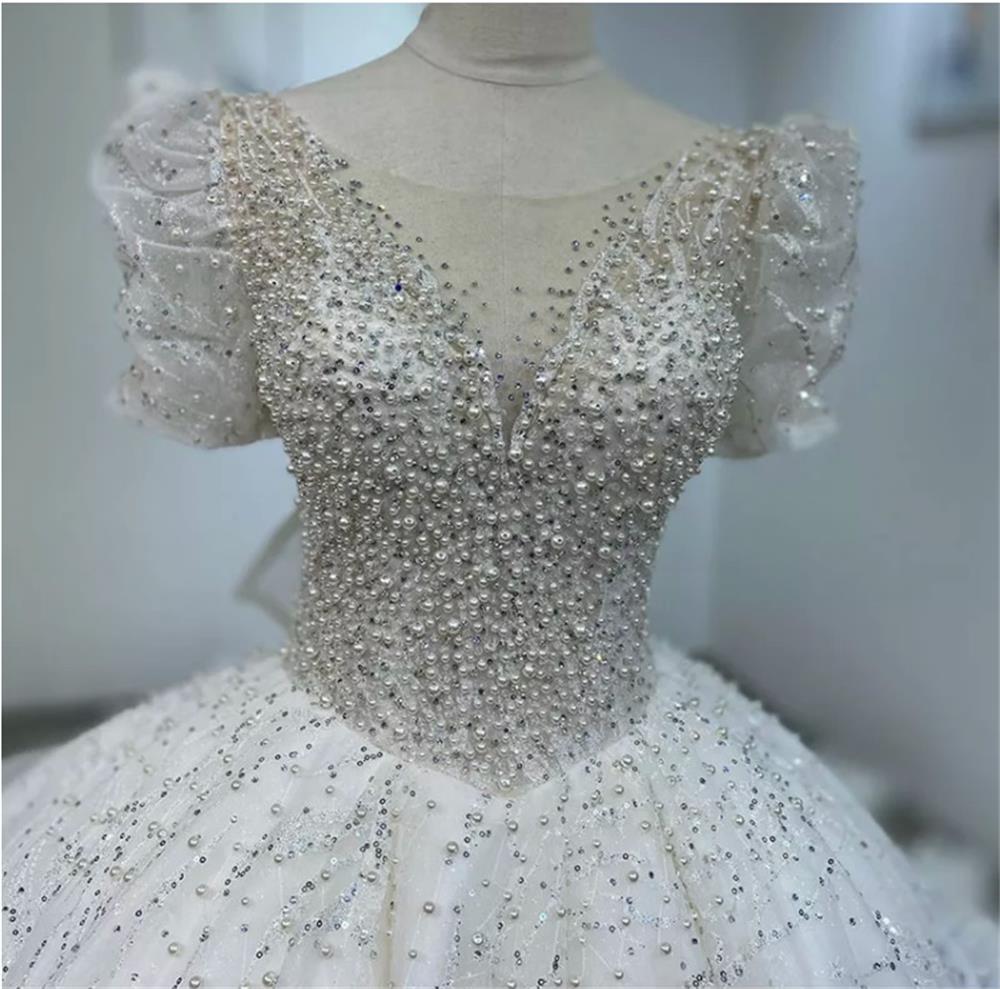 Lyxig bröllopsklänning paljetter blygsam bollklänning brud bröllopsklänning med svans vit wm01008