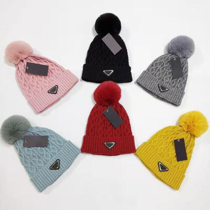 Bonnet en tricot doux pour femmes avec pompons en fausse fourrure