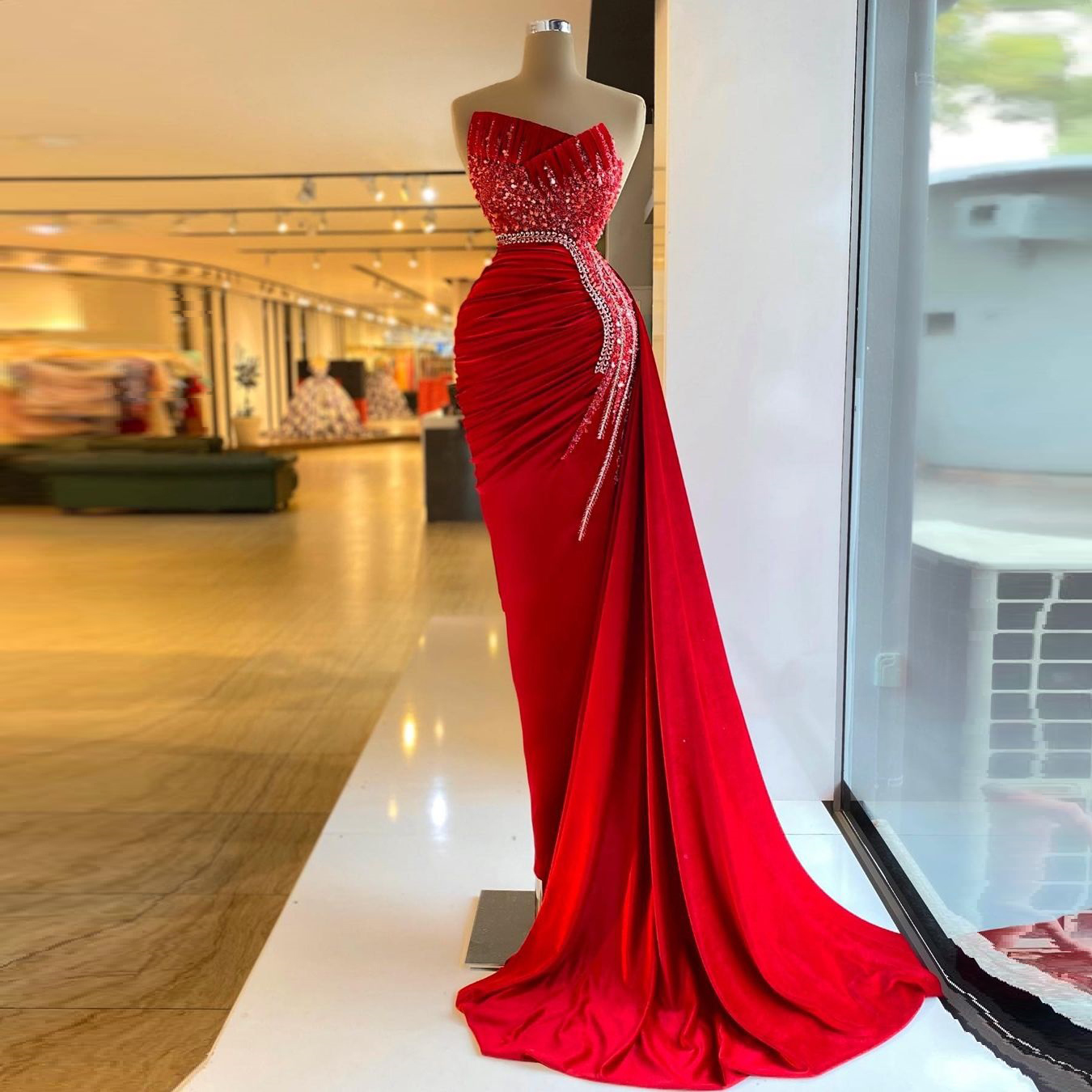 Vestidos de fiesta rojos Princesa Sin tirantes Sin mangas Bateau Apliques Lentejuelas de encaje 3D Cuentas Vestidos de noche de moda Vestidos de fiesta hasta el suelo Tallas grandes por encargo