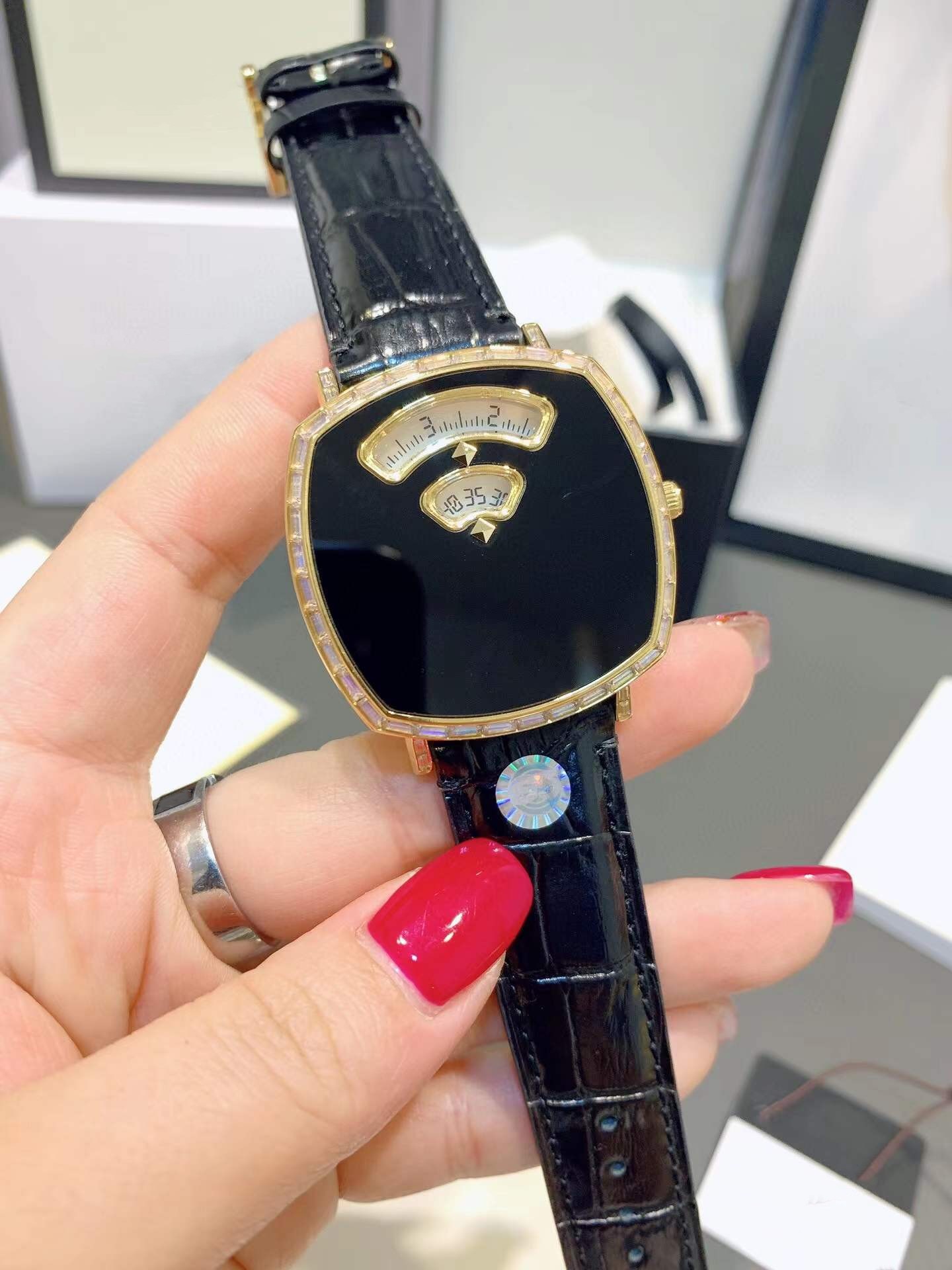 38mm Brand Zircon Quartz Assista Senior Grip Series Wristwatch Numerais multifuncionais Dial feminino Women Geom￩trico Bolinho de diamante Rel￳gios de couro genu￭no rel￳gio