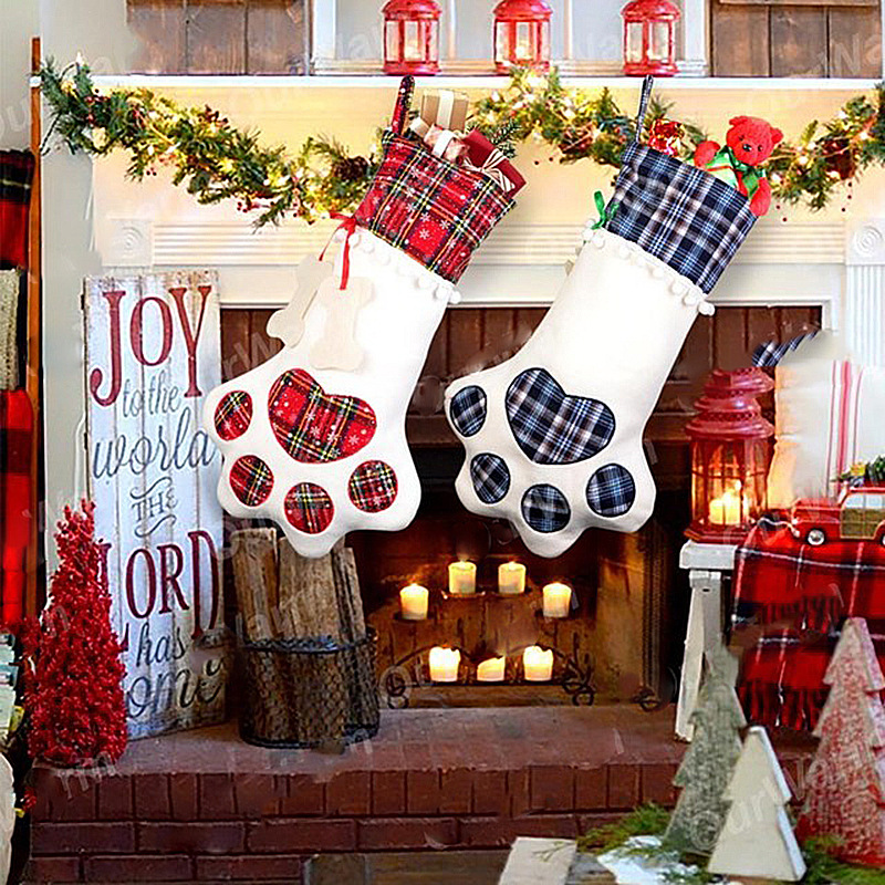 Patas de cachorro de estimação de 18 x 11 polegadas, enfeites de meia de Natal, serapilheira de pelúcia xadrez, sacos de presente de árvore de Natal, lareira vermelha pendurada, decorações de Natal com pata de gato de cachorro grande