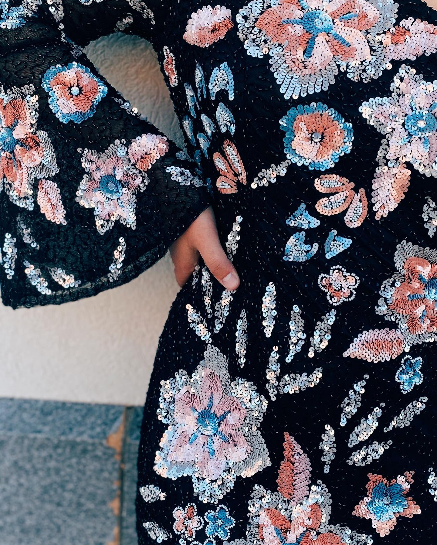 Floral Pulin Hoco Nye Elbise 2023 Lady Kısa Resmi Etkinlik Kokteyl Partisi Elbise Kulübü Tarih Gece Homecoming Balo Pageant Gala Tatil Siyah Tek Omuzlu Tek Omuzlu Uzun Kollu Zip