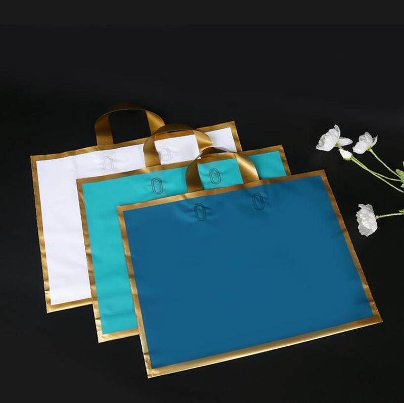 Present Wrap Golden Matte tomma plastpåsar med handtag bröllopsgåvor Paket Anpassade shoppingförpackningspåsar 50st/parti 220913