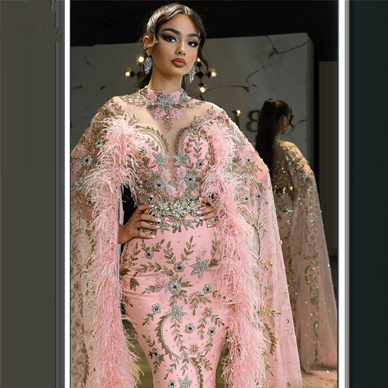 Luxuriöse rosa Meerjungfrau-Abschlussballkleider, Flügelärmel, Partykleider, Federn, Kristalle, Perlen, maßgeschneidertes Abendkleid