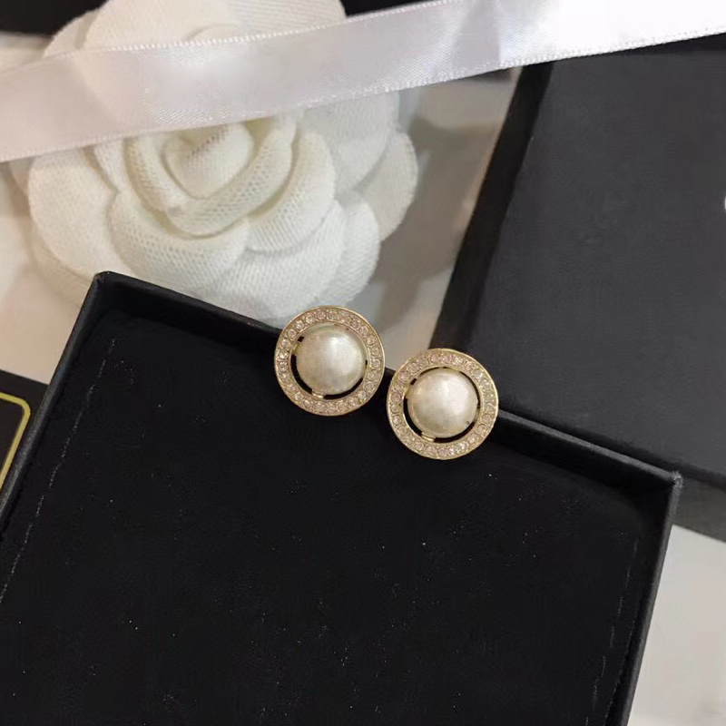 Wysokie klasyczne 18 -karatowe złoto Pearl Stud Pearl Luksusowe projektanci marki podwójne litery C Stud Geometryczne słynne kobiety Crystal Rhinestone Ear 2841