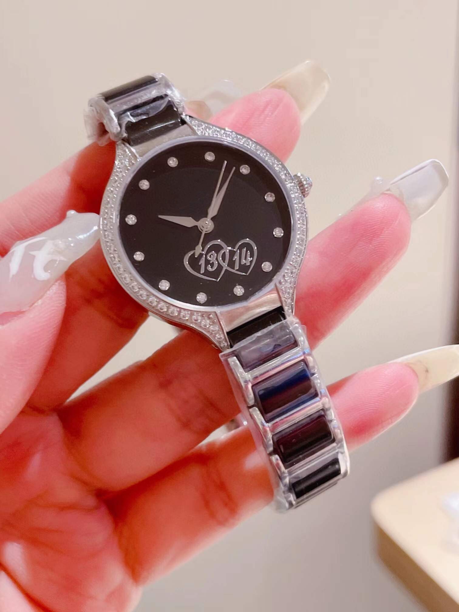 새로운 여성 쿼츠 숫자 시계 시계 기하학적 이중 하트 모양 시계 스테인리스 스틸 세라믹 스트랩 손목 손목 시계 지르콘 다이얼 여성 시계 30mm 방수