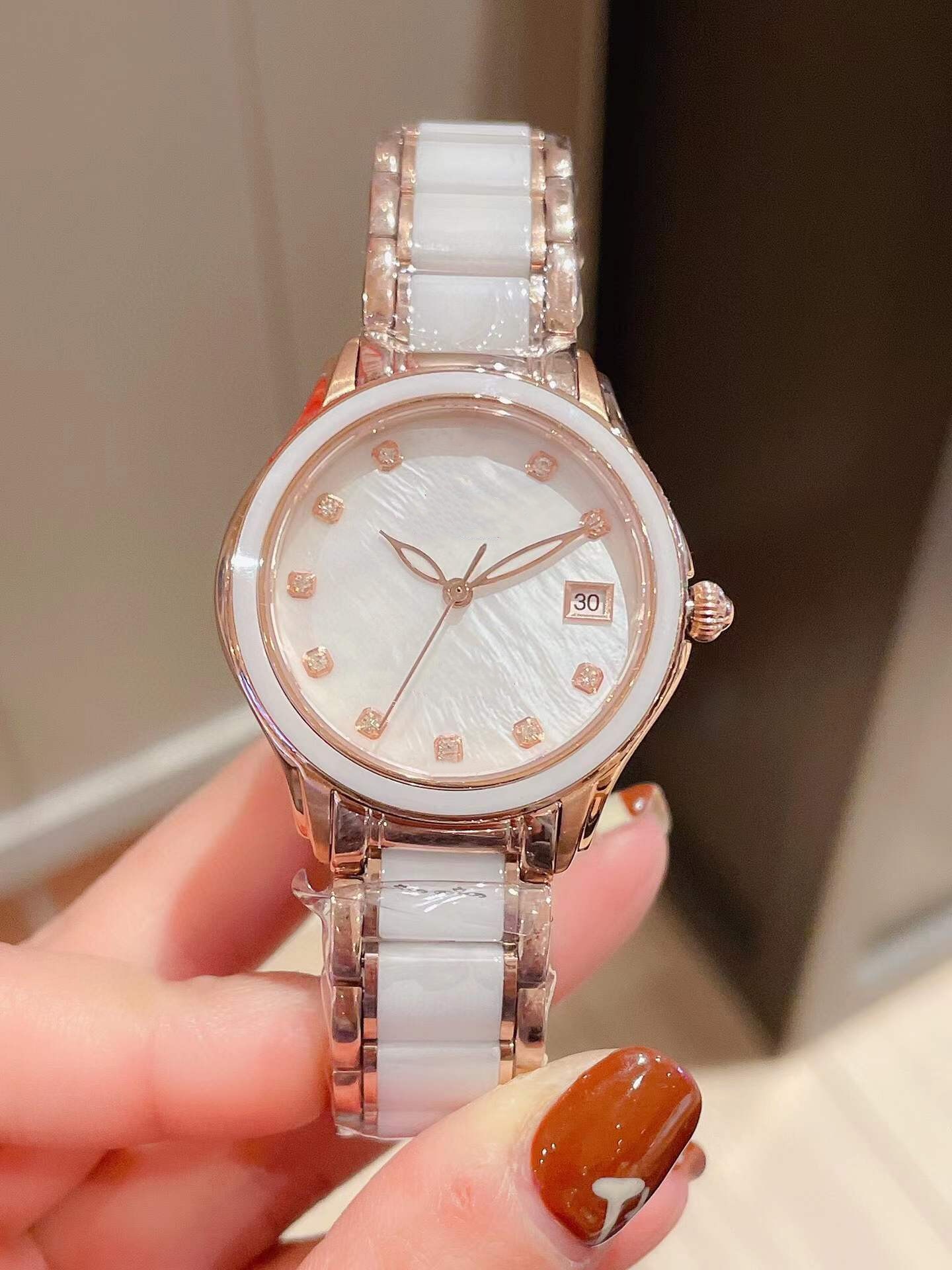 Brand Classic Sapphire Quartz Watch Natural Mother of Pearl Dial Women rostfritt st￥l kalender armbandsur kvinnlig vit keramisk rem klocka vattent￤t 33mm