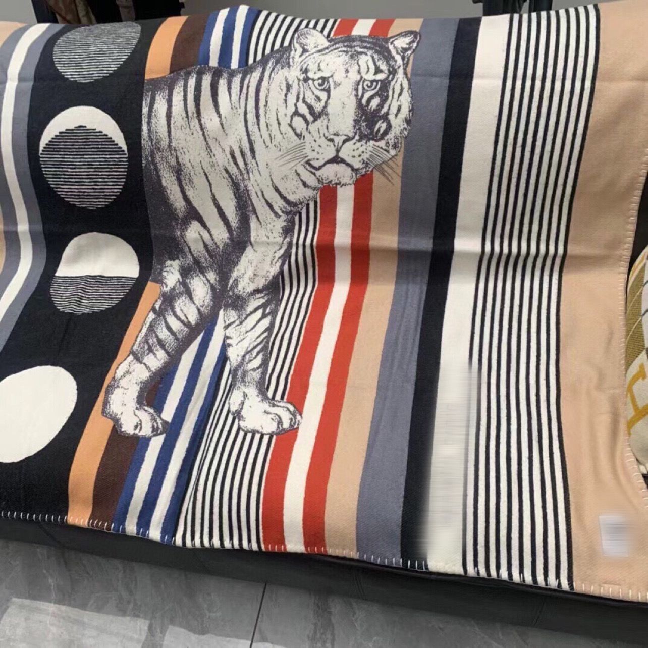 Mantas de moda de lujo lana de lana real La señalización en espesamiento de aproximadamente 1.4 kg de manta suave y cómoda patrón de tigre para el festival de viajes al aire libre en interiores regalos