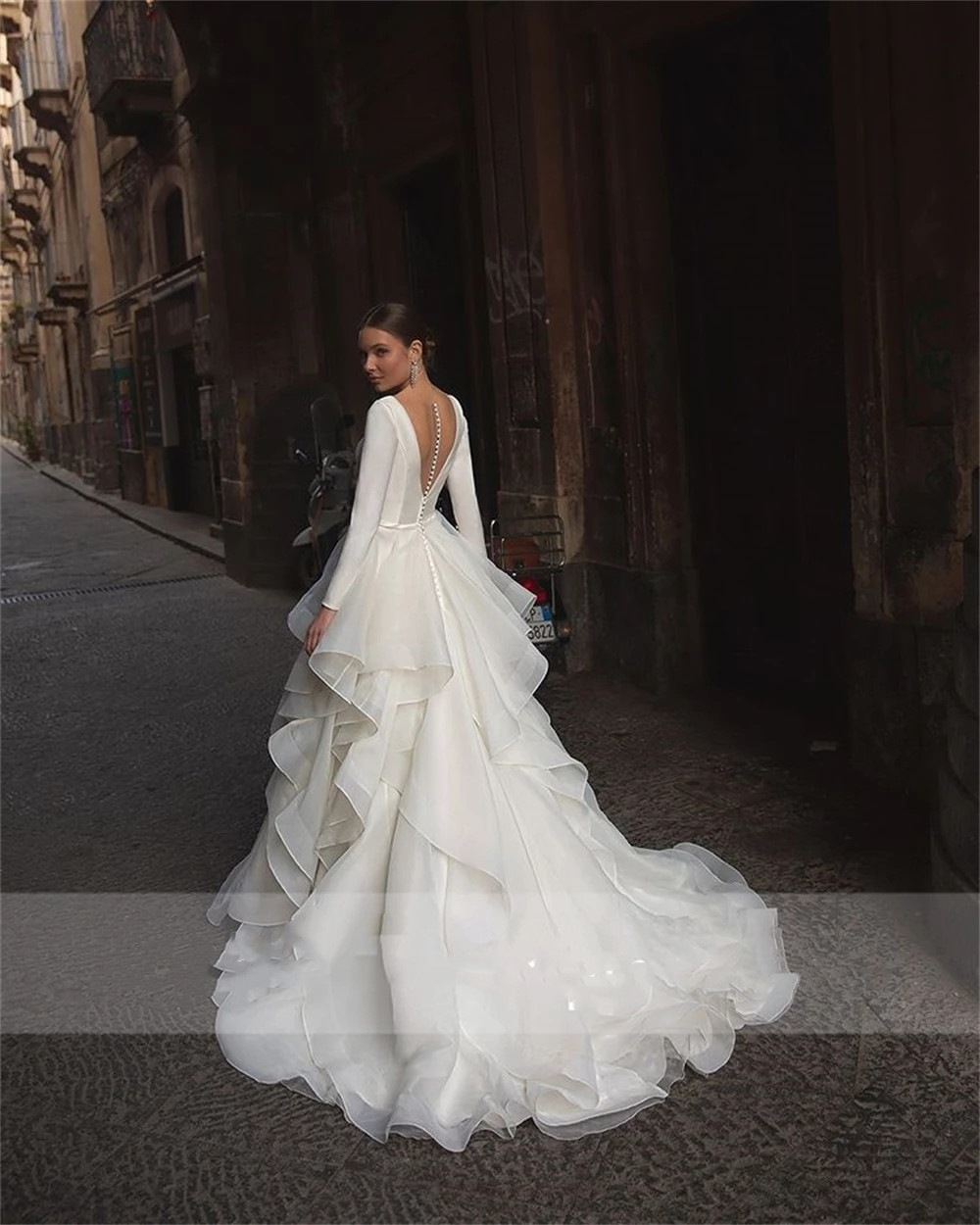 2023 Weißes Satin-Hochzeitskleid, elegant, mehrschichtig, gerafft, V-Ausschnitt, rückenfrei, Brautkleider, weiß, nach Maß, Robe De Mariee