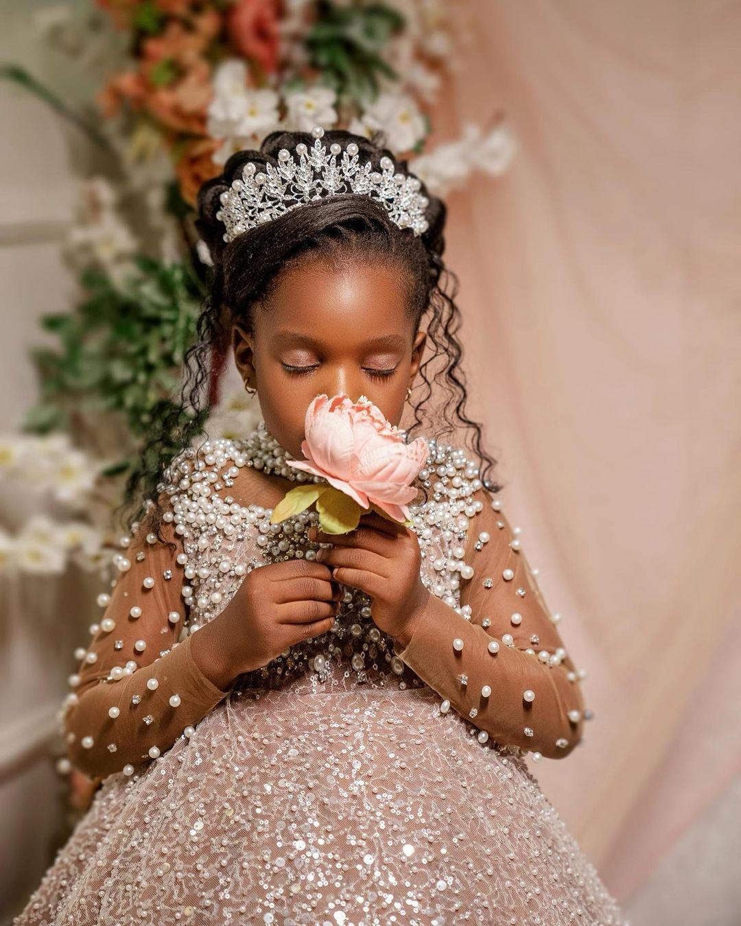 2022 Luxurious Flower Girl Dresses Sequined Lace Pearls High Neck Long Sleeves Champagne Sequins Ball Gown Tutu Lilttle Kids Birthday Pageant Weddding Gowns