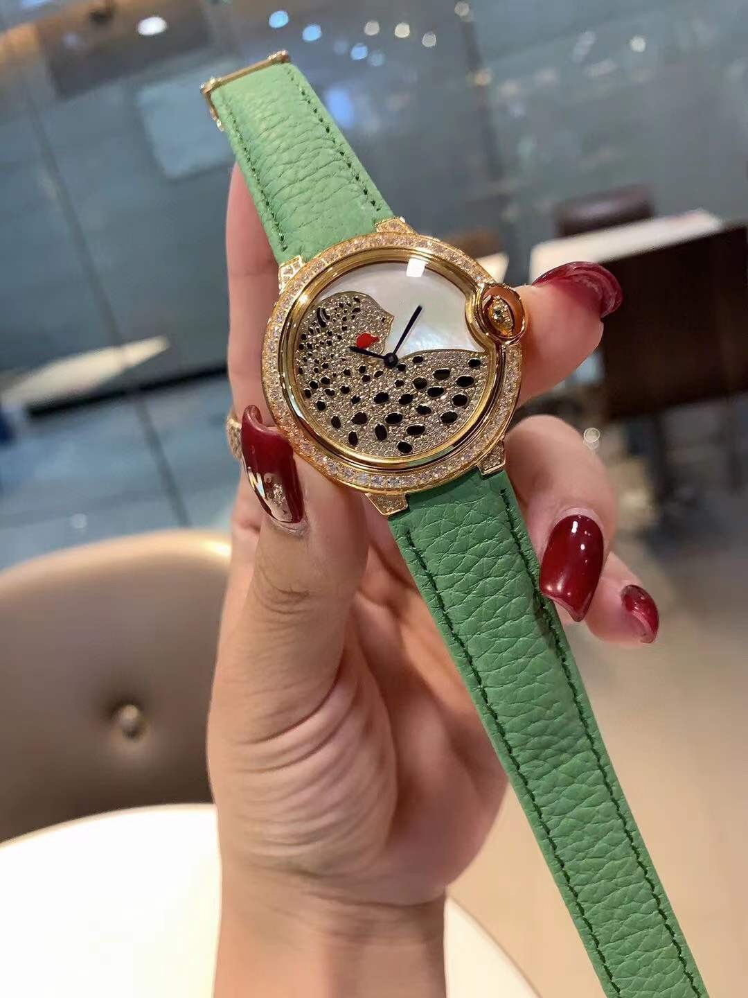 Mère naturelle de Pearl Quartz Watch Femmes Email Léopard Wristwatch Full Diamond Panther Montres Gree Green Green Great Le cuir Clock 36 mm